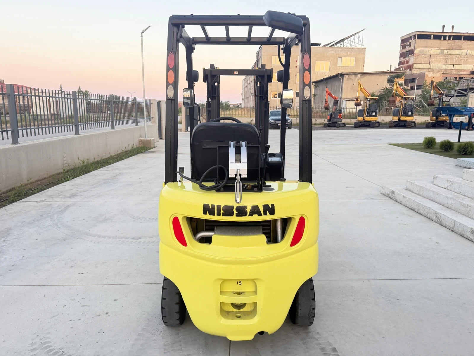 Мотокар Nissan ПЕРФЕКТЕН / КАТО НОВ / Газ-Бензин /, снимка 4 - Индустриална техника - 53632009