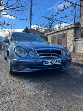 Mercedes-Benz E 220 Колата е с два ключа , чисто нови зимни гуми., снимка 1