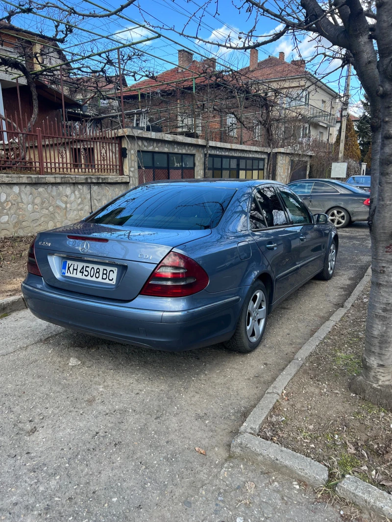 Mercedes-Benz E 220 Колата е с два ключа , чисто нови зимни гуми., снимка 4 - Автомобили и джипове - 47943887