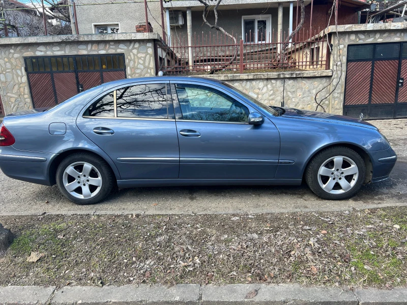 Mercedes-Benz E 220 Колата е с два ключа , чисто нови зимни гуми., снимка 5 - Автомобили и джипове - 47943887