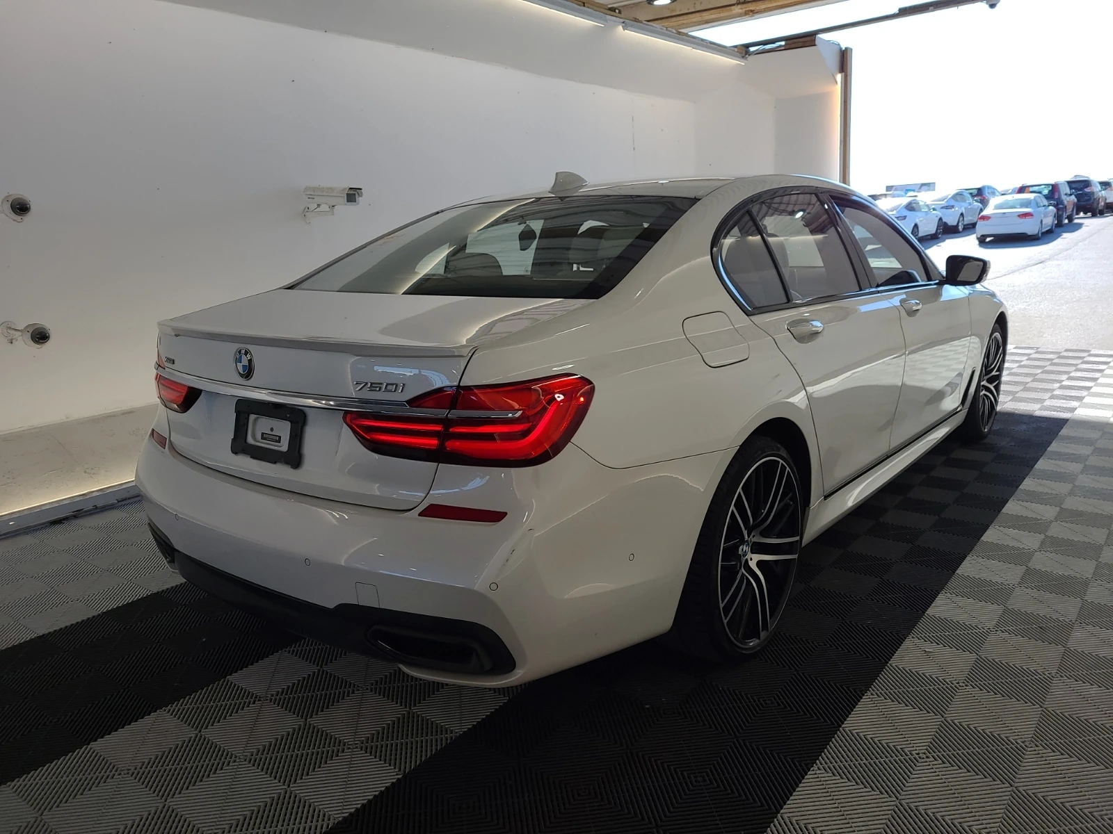 BMW 750 * XDRIVE * СЛЕДЕНЕ НА ЛЕНТИ * CARFAX * АВТОКРЕДИТ - изображение 5