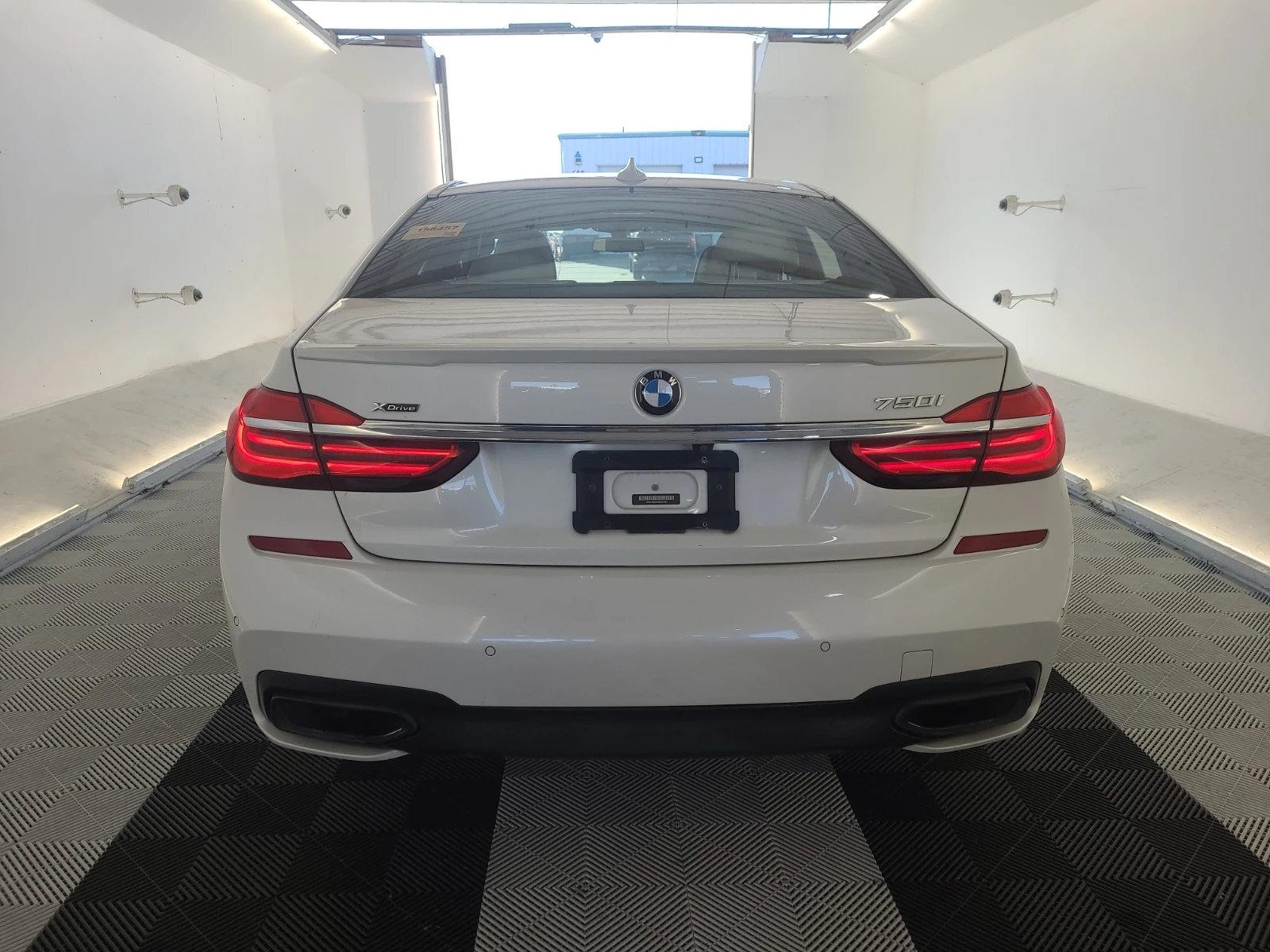 BMW 750 * XDRIVE * СЛЕДЕНЕ НА ЛЕНТИ * CARFAX * АВТОКРЕДИТ - изображение 6