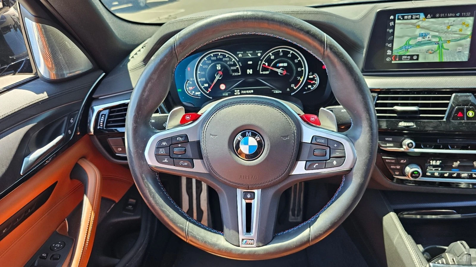 BMW M5 ДИСТРОНИК* BOWERS&WILLKINS* ОБДУХВАНЕ* 360* , снимка 6 - Автомобили и джипове - 55533247