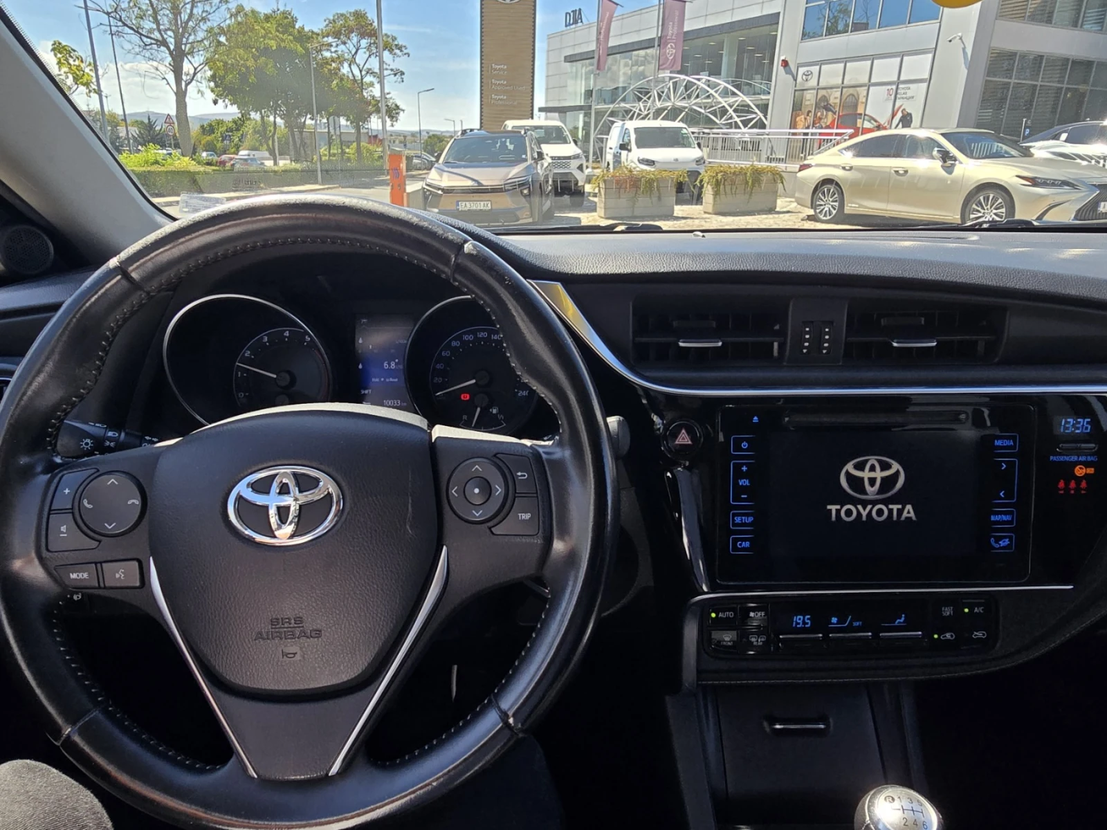 Toyota Auris 1.2 Turbo Touring Sport, снимка 10 - Автомобили и джипове - 56144132