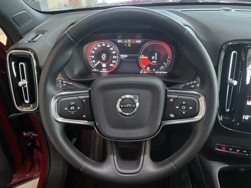 Volvo XC40 R-DESIGN/211HP/LED/CAM/DIGI/ACC/KLESS/CARPLAY/166g - изображение 10