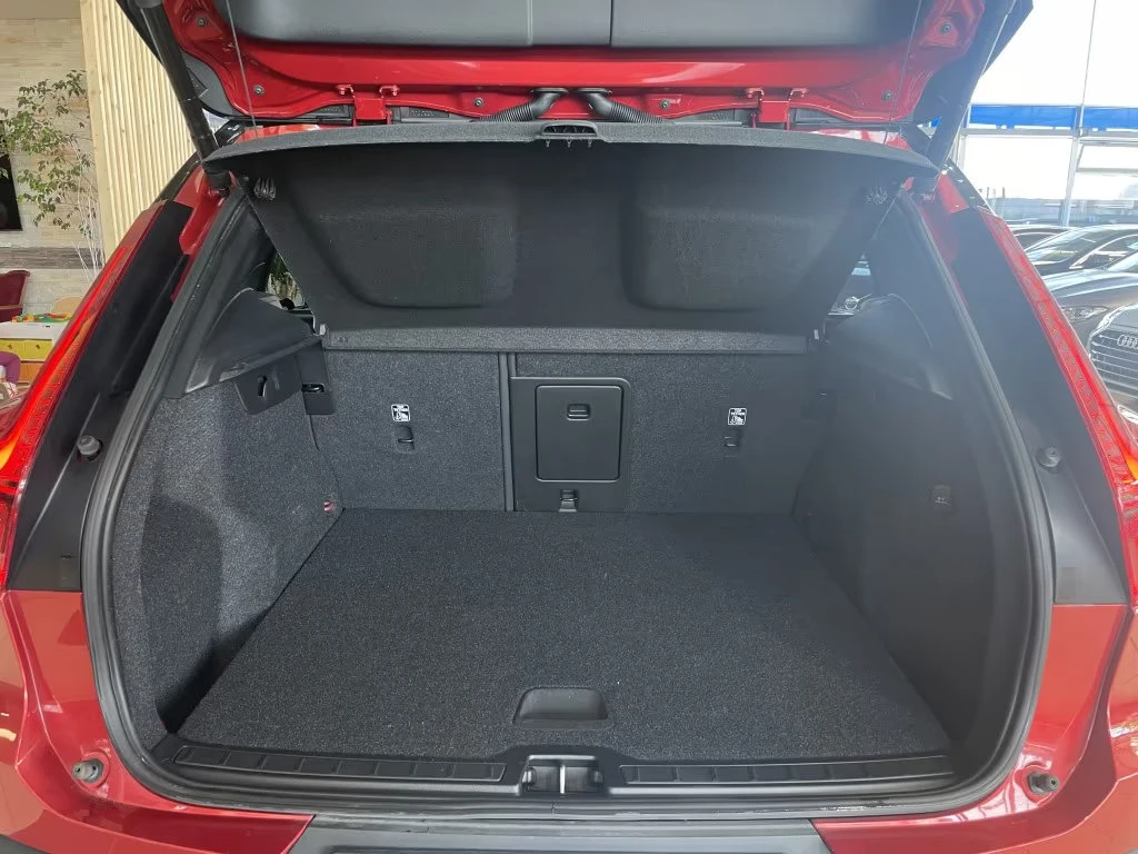 Volvo XC40 R-DESIGN/211HP/LED/CAM/DIGI/ACC/KLESS/CARPLAY/166g - изображение 8