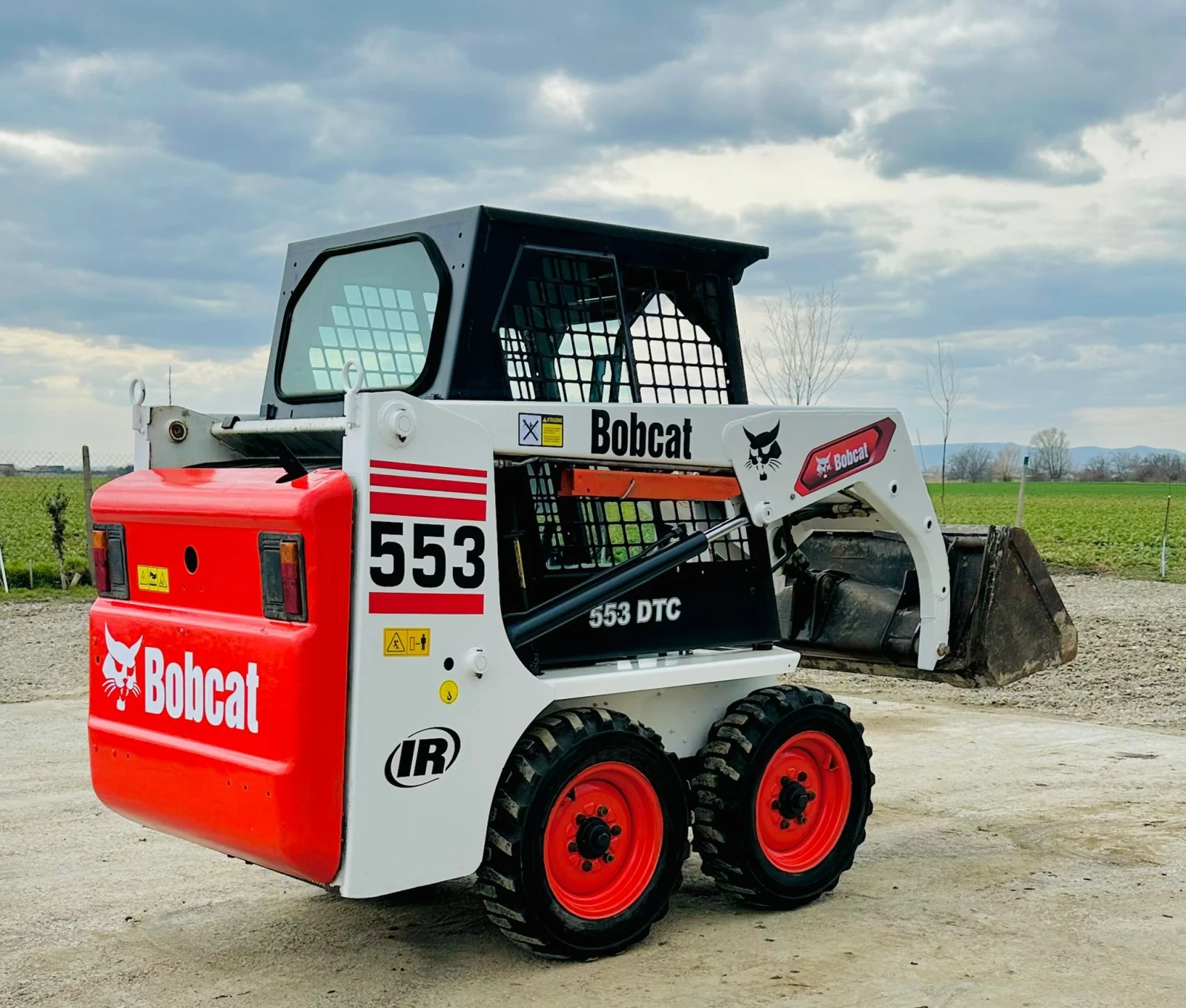 Мини челни товарачи Bobcat 553-2t.