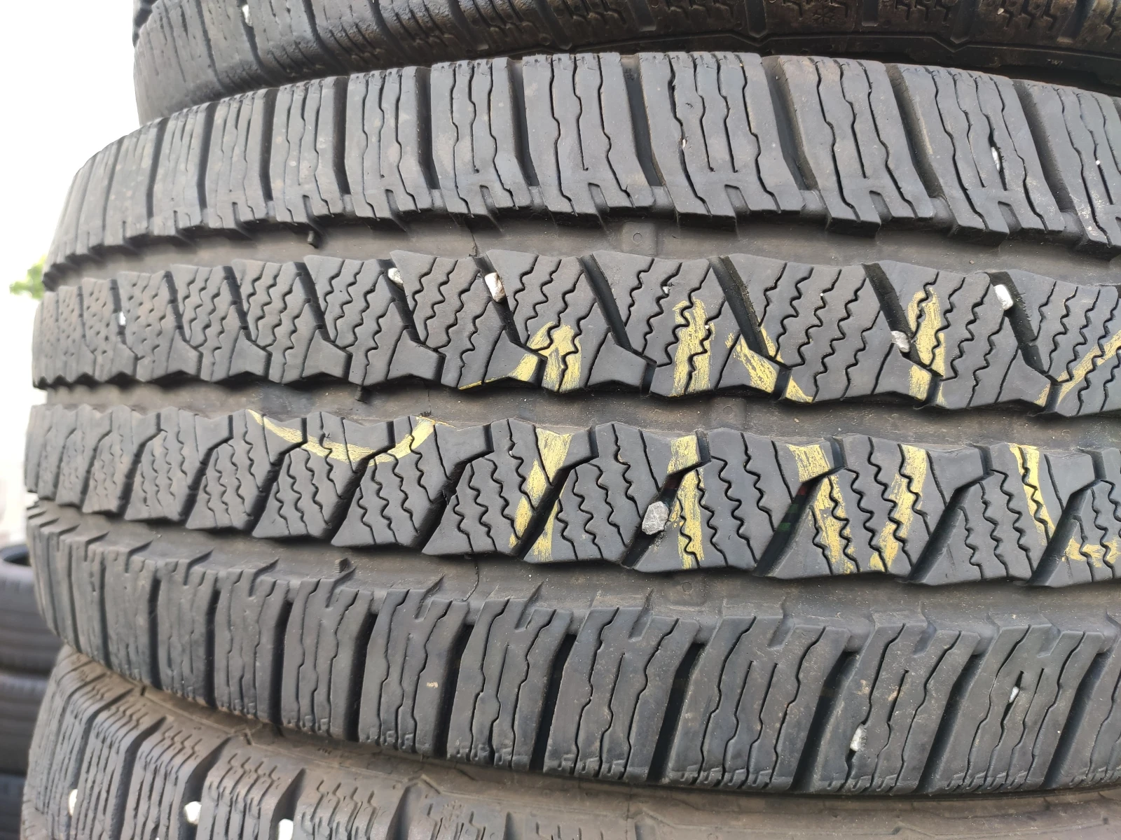 Гуми Зимни 225/65R16, снимка 2 - Гуми и джанти - 55478363