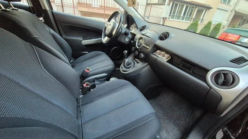 Mazda 2 1.3 бензин, верига, климатроник, снимка 11 - Автомобили и джипове - 46442595