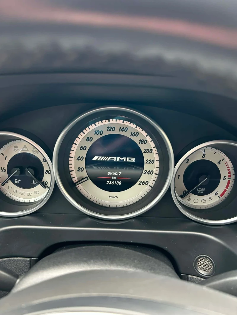 Mercedes-Benz E 350 AMG 4 MATIC , снимка 13 - Автомобили и джипове - 52650045