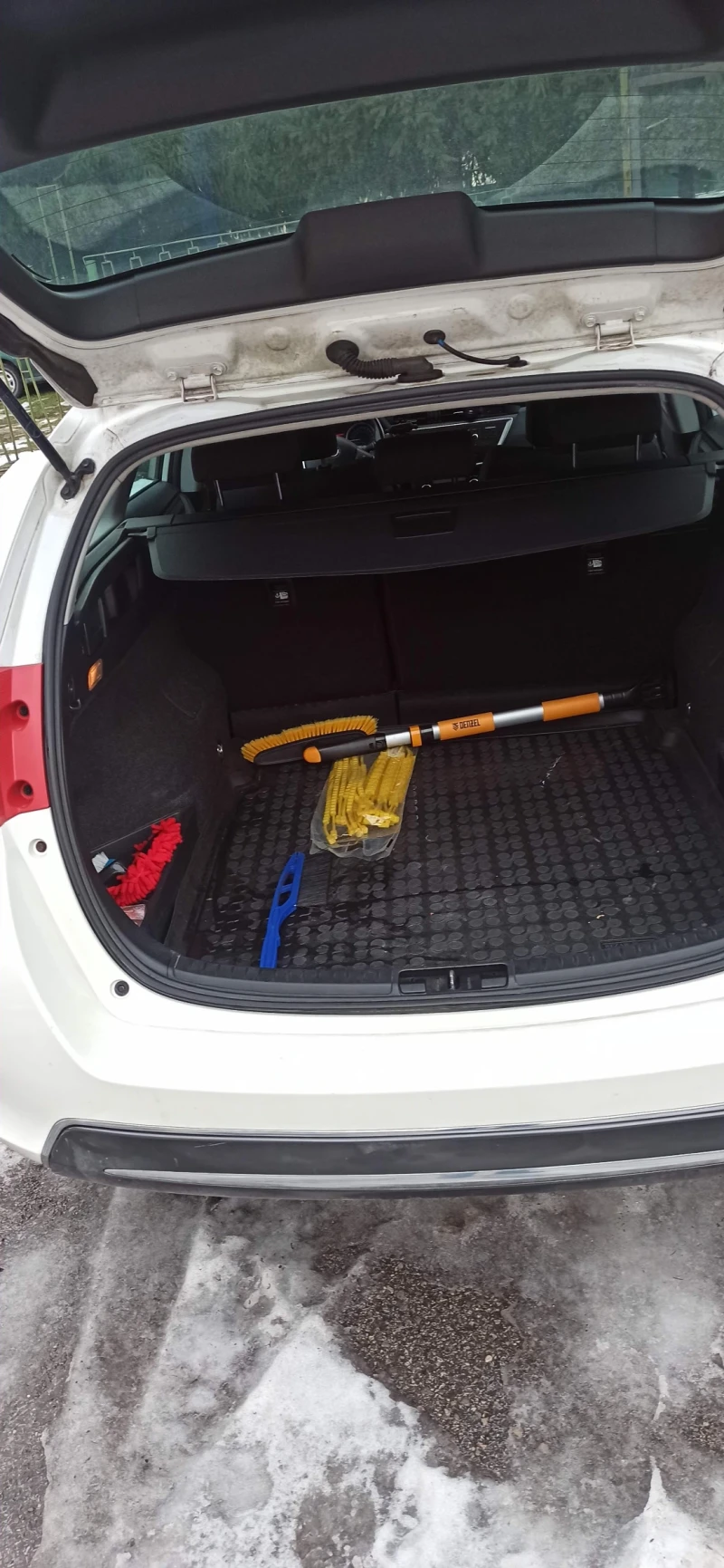 Toyota Auris, снимка 8 - Автомобили и джипове - 53235325