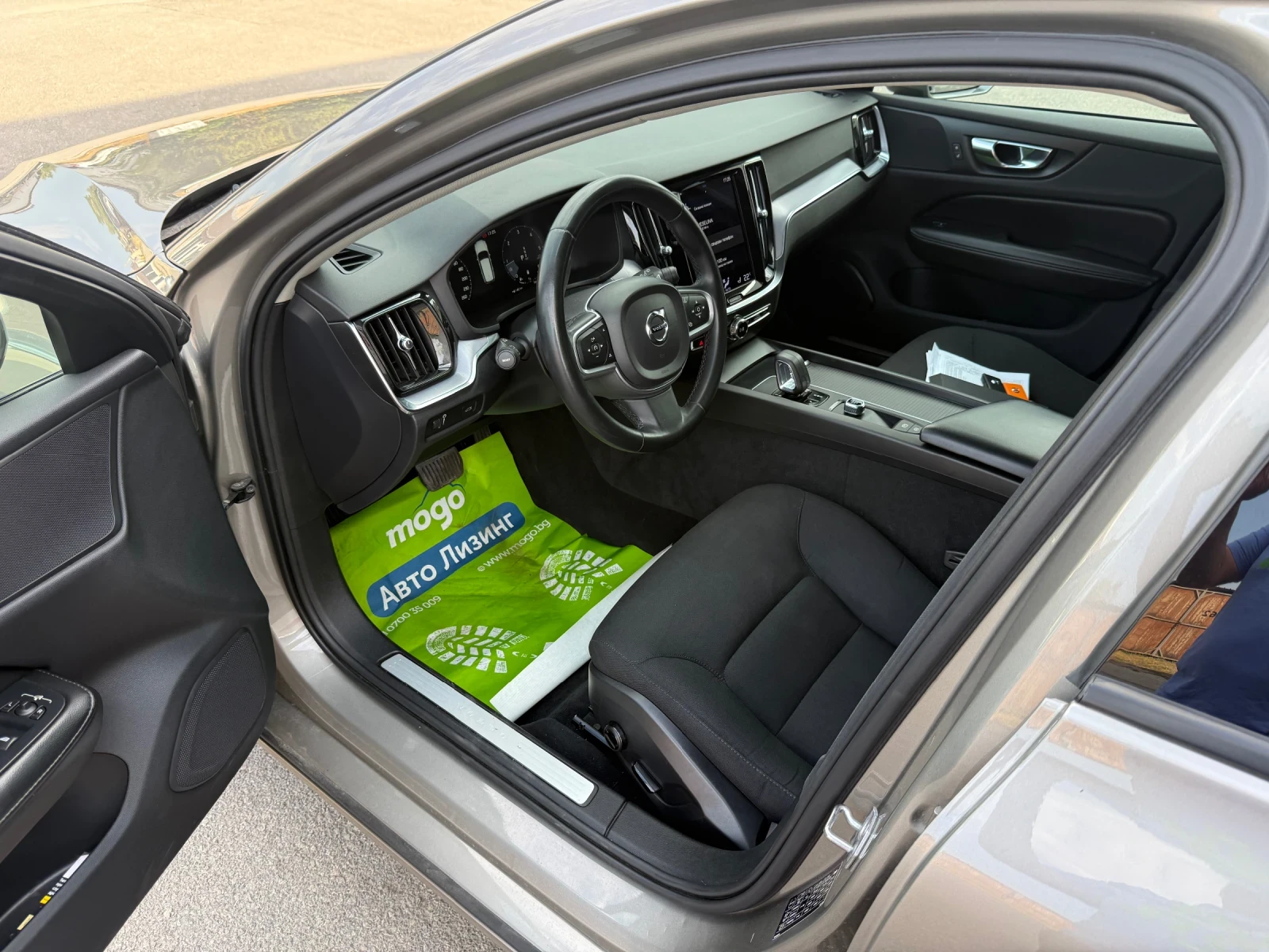 Volvo V60 Mild Hybrid , снимка 8 - Автомобили и джипове - 55891045