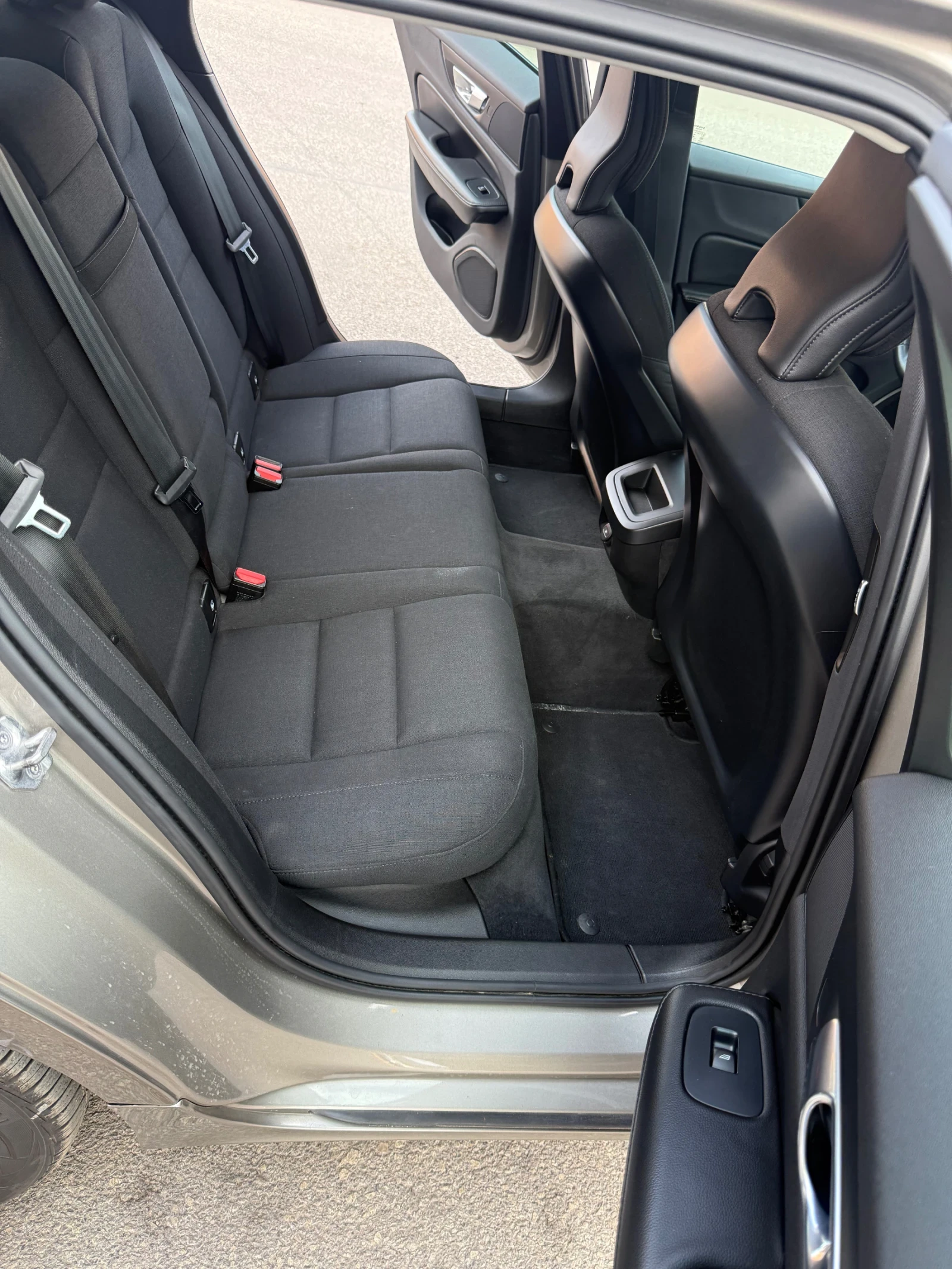 Volvo V60 Mild Hybrid , снимка 11 - Автомобили и джипове - 55891045