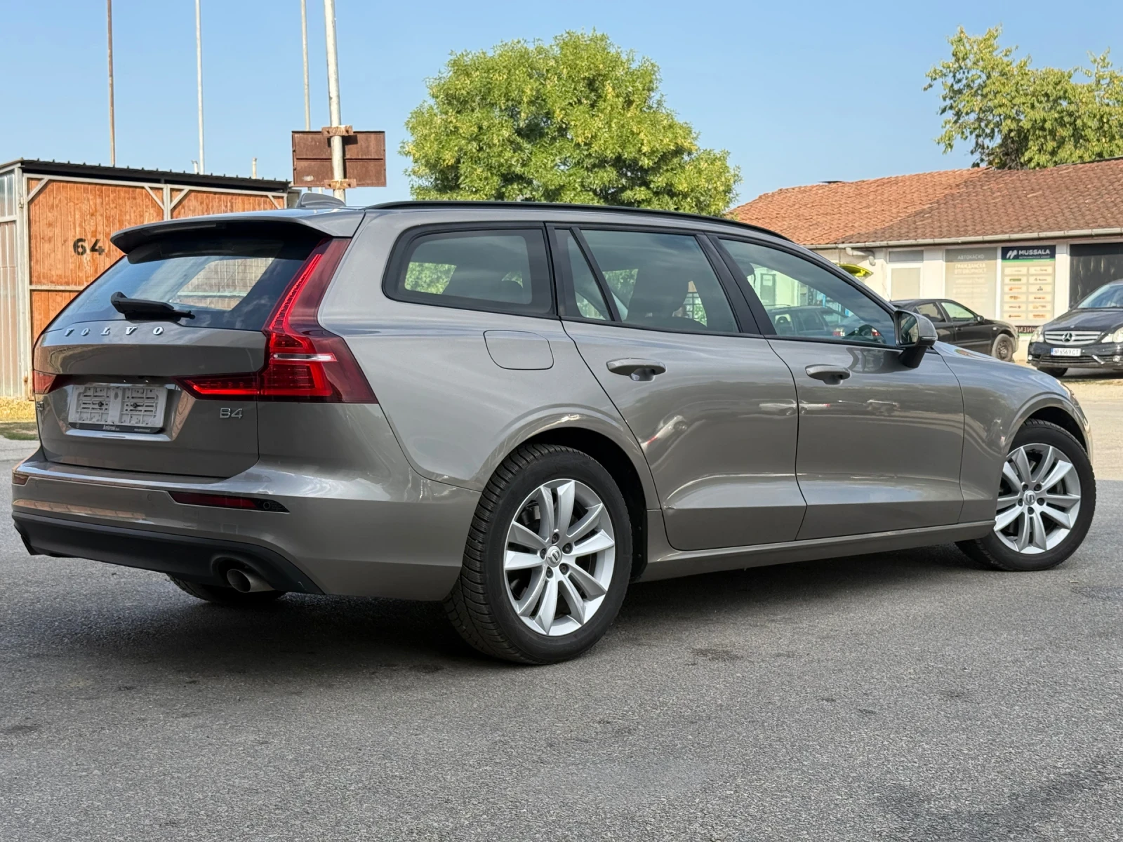 Volvo V60 Mild Hybrid , снимка 4 - Автомобили и джипове - 55891045