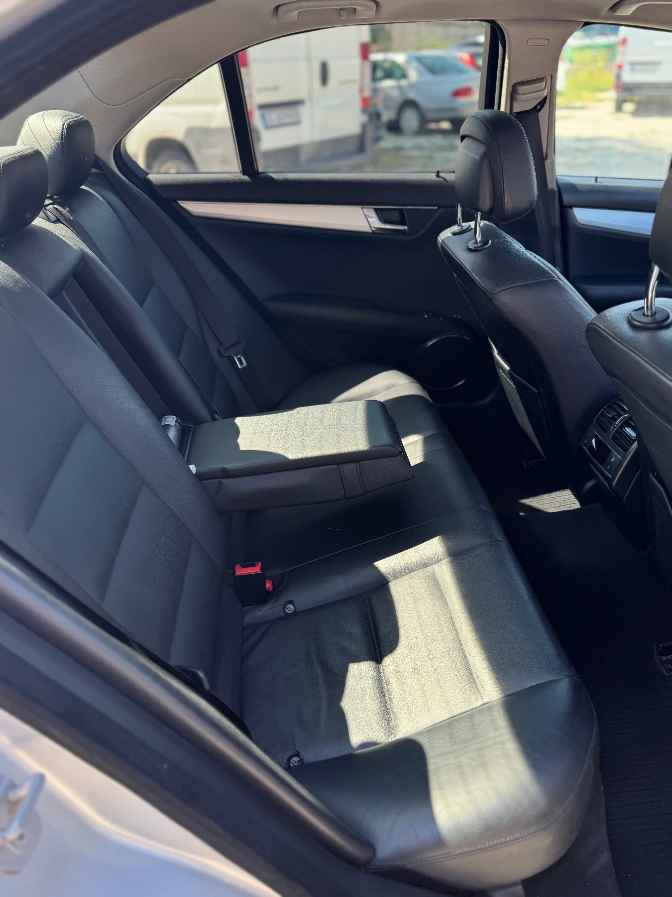 Mercedes-Benz C 320, снимка 9 - Автомобили и джипове - 56056312