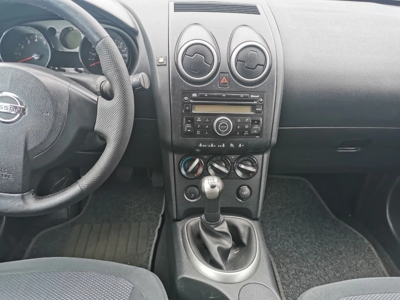 Nissan Qashqai 1.6i, снимка 8 - Автомобили и джипове - 46355748