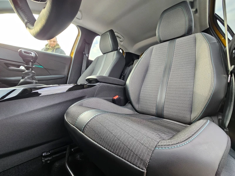 Peugeot 208, снимка 9 - Автомобили и джипове - 52876693