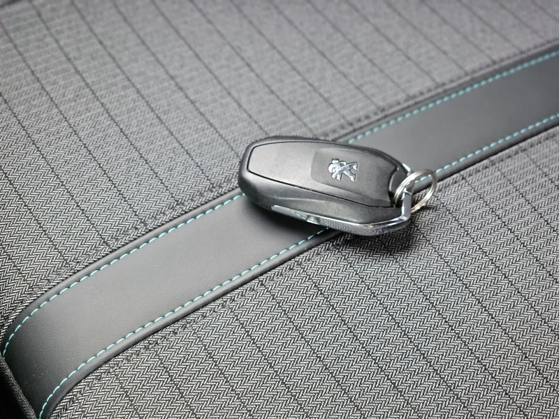 Peugeot 208, снимка 16 - Автомобили и джипове - 52876693