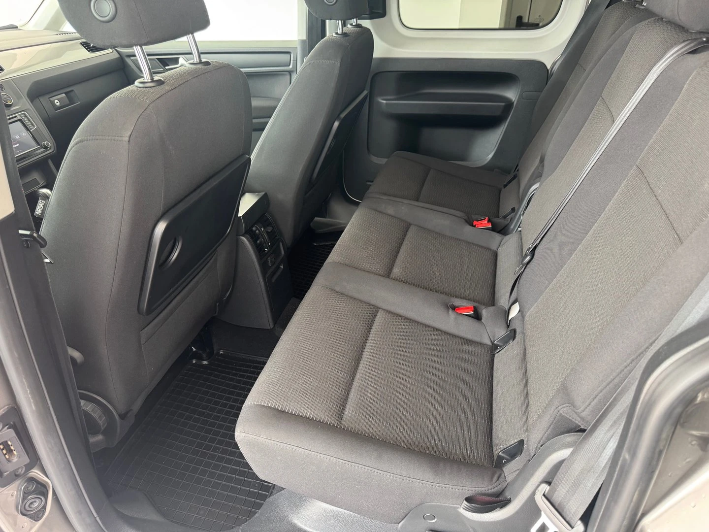VW Caddy Comfortline TDI BMT 5 места - изображение 7