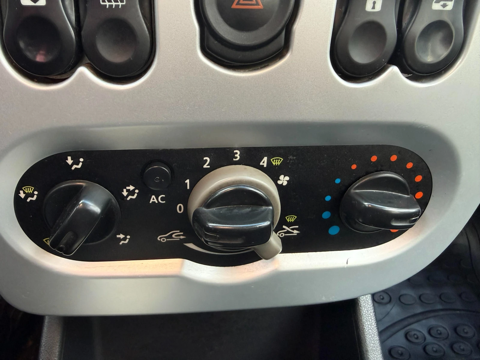 Dacia Sandero DACIA SANDERO 1.5 DCI КЛИМАТИК - изображение 8