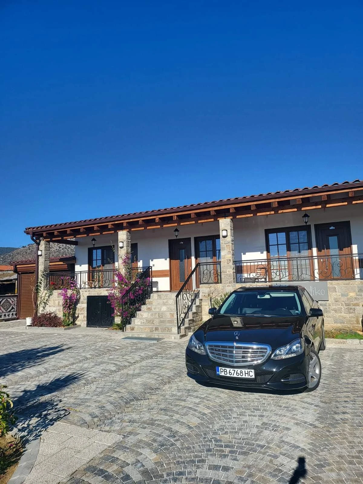 Mercedes-Benz E 220, снимка 5 - Автомобили и джипове - 54071669