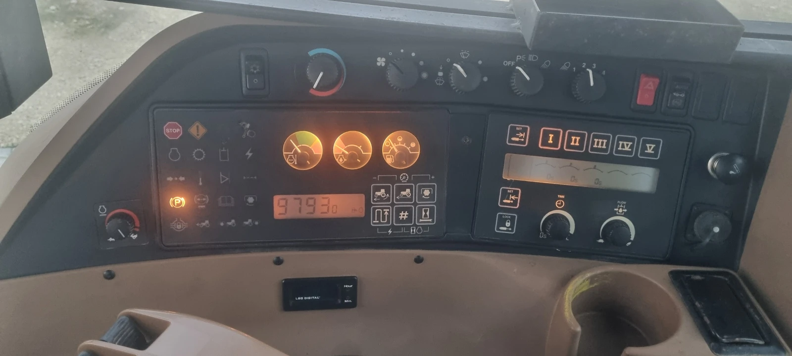 Трактор John Deere  8200 Powerschift - изображение 9