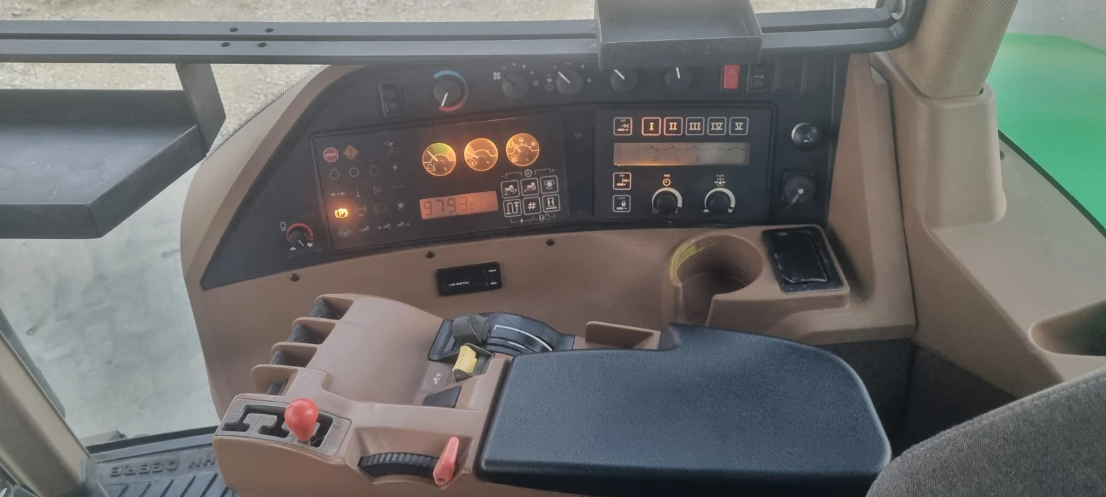 Трактор John Deere  8200 Powerschift - изображение 10