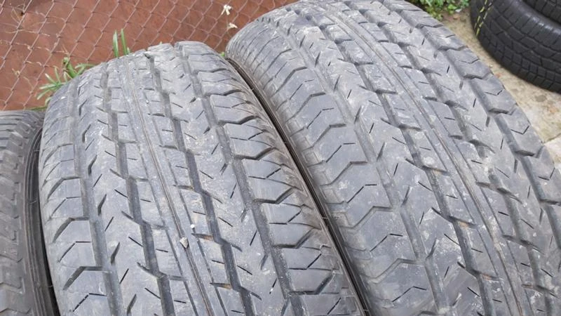 Гуми Всесезонни 235/70R16, снимка 4 - Гуми и джанти - 27400856