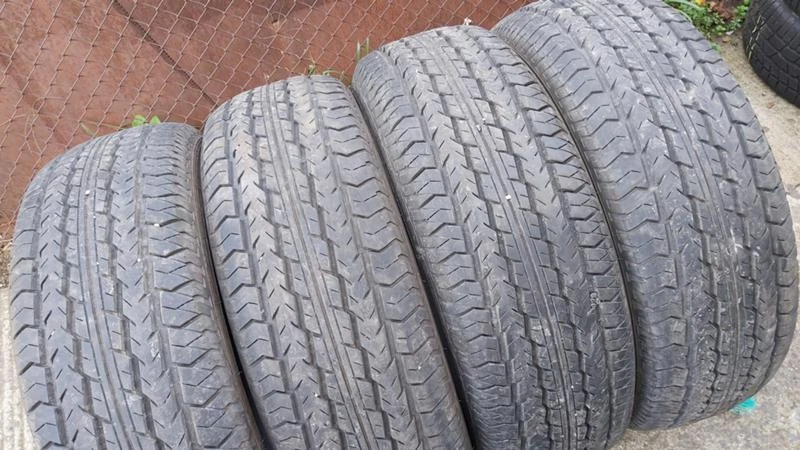 Гуми Всесезонни 235/70R16, снимка 2 - Гуми и джанти - 27400856