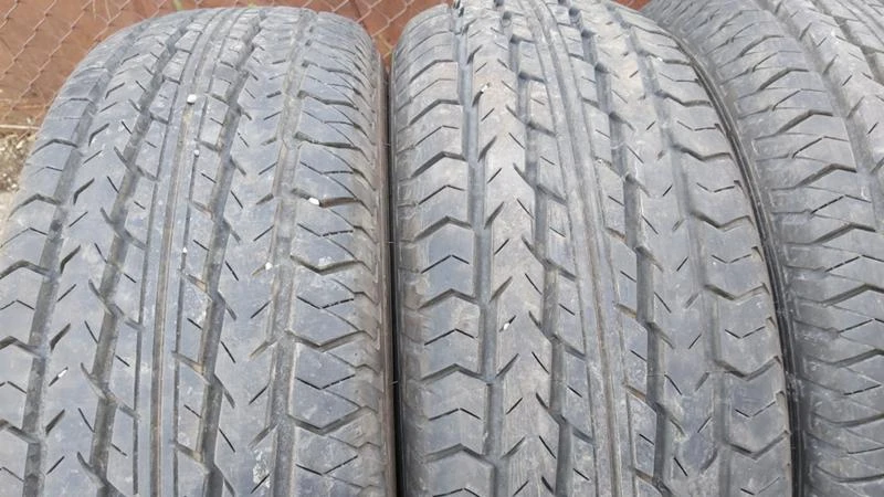 Гуми Всесезонни 235/70R16, снимка 3 - Гуми и джанти - 27400856