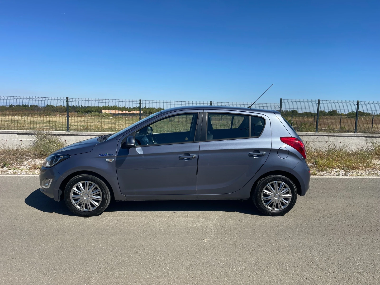 Hyundai I20 1.4 6-Speed Швейцария - изображение 3