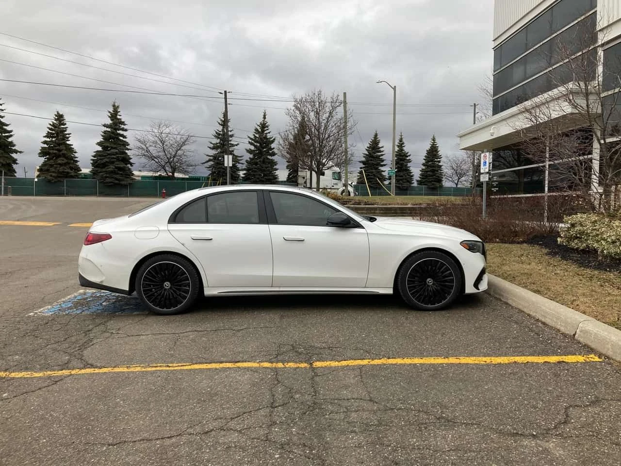 Mercedes-Benz E 350 4MATIC * ДИСТРОНИК* 360 КАМЕРА* ОБДУХВАНЕ* , снимка 4 - Автомобили и джипове - 53964814