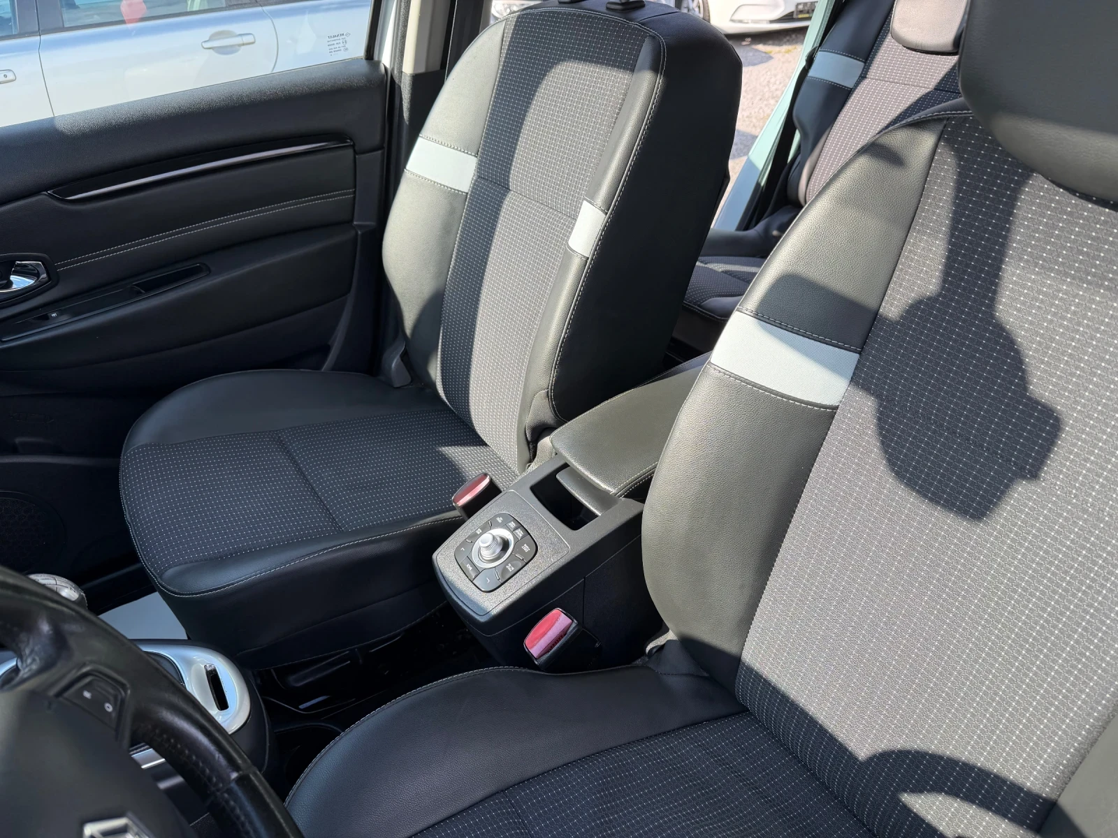 Renault Scenic 1.5 DCI, ПАРКТРОНИК, НАВИ, КОЖА , KEYLESS, снимка 14 - Автомобили и джипове - 54126340