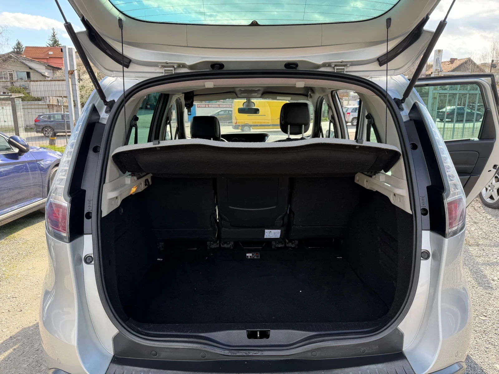 Renault Scenic 1.5 DCI, ПАРКТРОНИК, НАВИ, КОЖА , KEYLESS, снимка 10 - Автомобили и джипове - 54126340