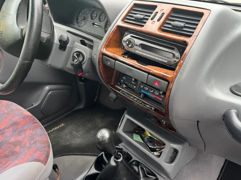 Nissan Terrano 2.4, снимка 5 - Автомобили и джипове - 52917988