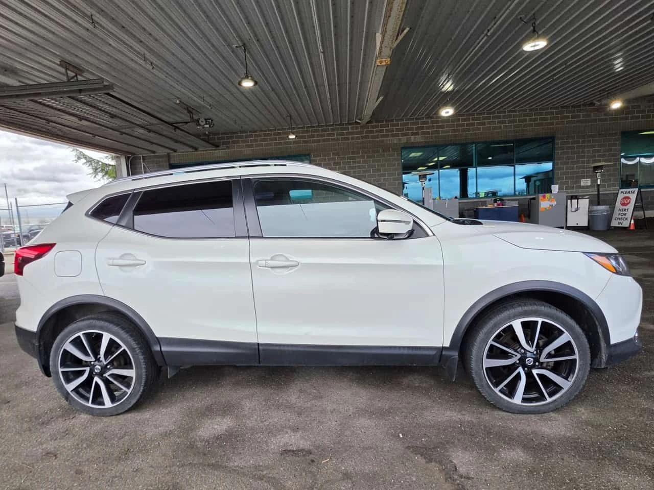 Nissan Qashqai * AWD CVT * PANO* KEYLESS* ПОДГРЕВ* , снимка 2 - Автомобили и джипове - 54073500