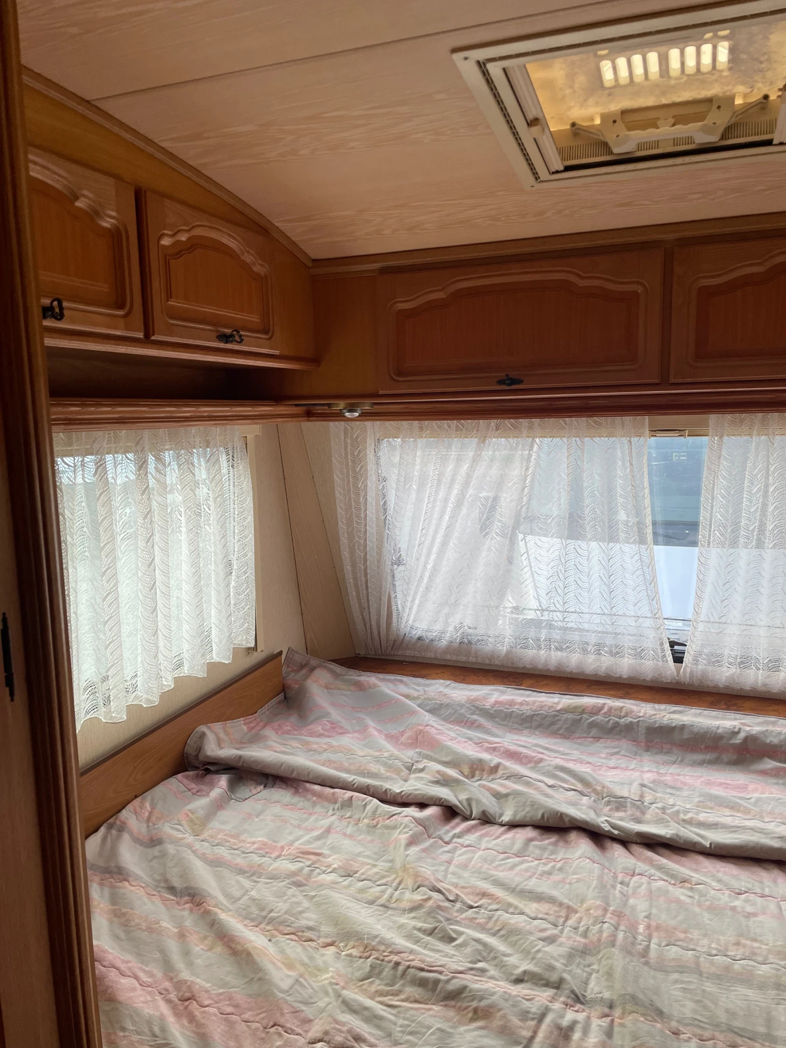 Каравана Tabbert COMTESSE 515 Deluxe Здрава и Суха, снимка 14 - Каравани и кемпери - 55444930