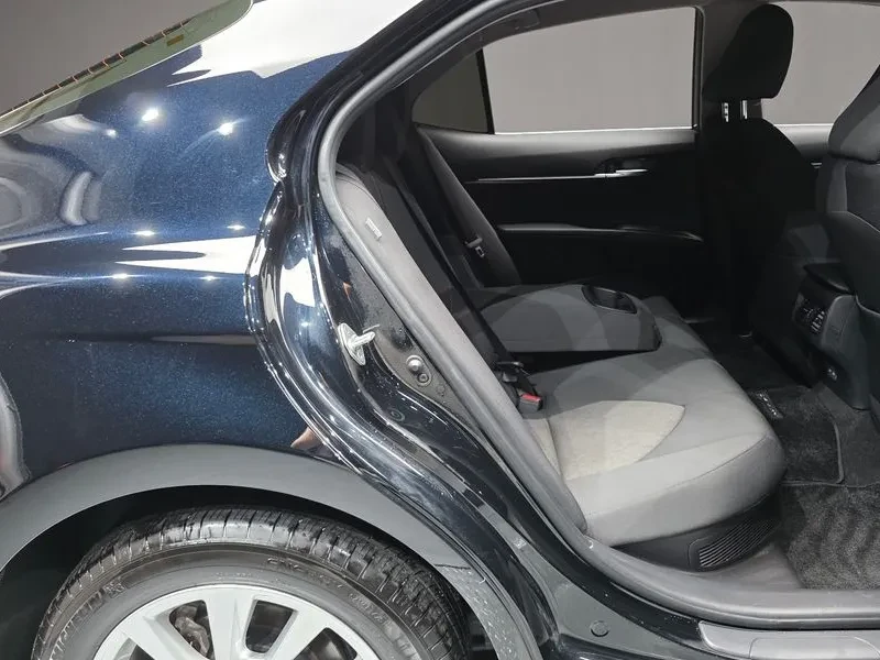 Toyota Camry (Xv70) 2.5 Le Hybrid, снимка 11 - Автомобили и джипове - 56289354