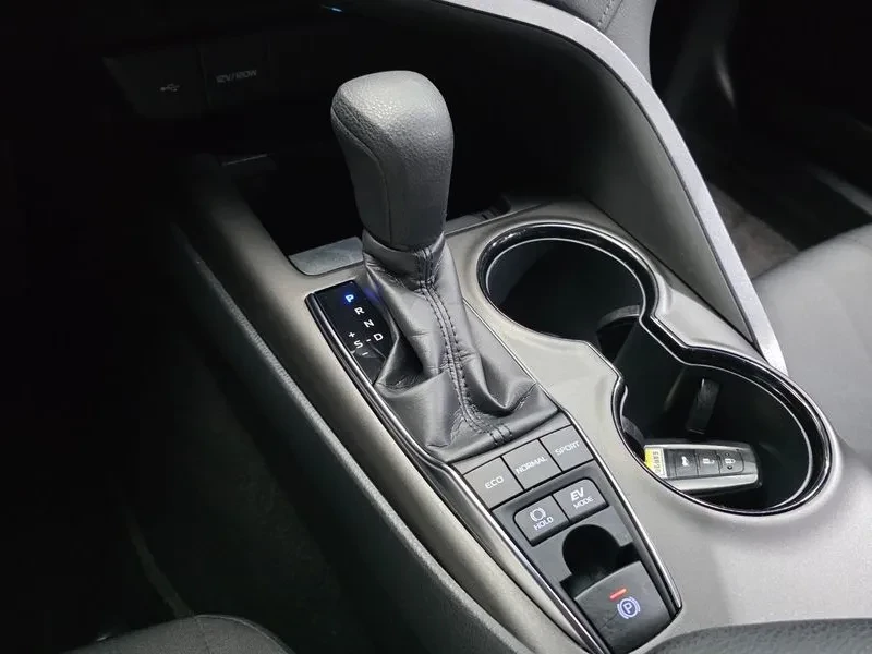 Toyota Camry (Xv70) 2.5 Le Hybrid, снимка 9 - Автомобили и джипове - 56289354