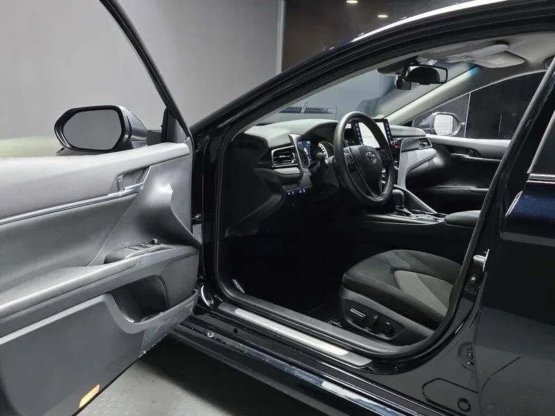 Toyota Camry (Xv70) 2.5 Le Hybrid, снимка 10 - Автомобили и джипове - 56289354