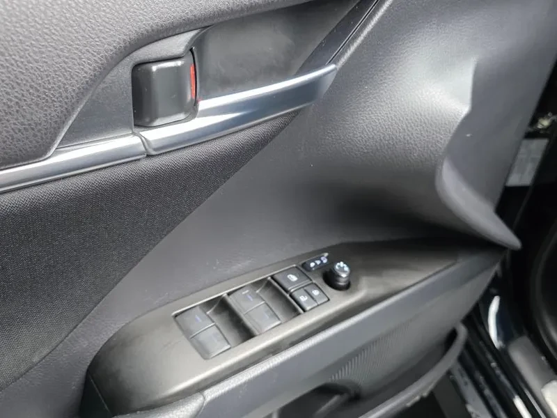 Toyota Camry (Xv70) 2.5 Le Hybrid, снимка 16 - Автомобили и джипове - 56289354