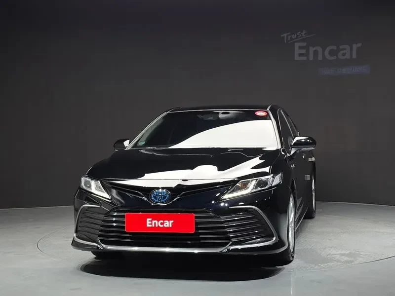 Toyota Camry (Xv70) 2.5 Le Hybrid, снимка 3 - Автомобили и джипове - 56289354