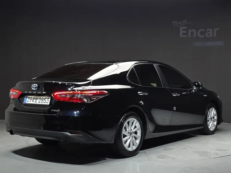 Toyota Camry (Xv70) 2.5 Le Hybrid, снимка 2 - Автомобили и джипове - 56289354