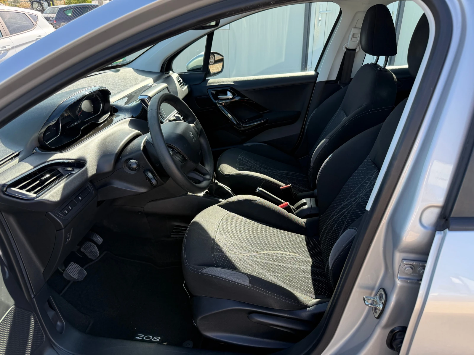 Peugeot 208 1.2i/NAV/PDC/Service book/Euro6 - изображение 6