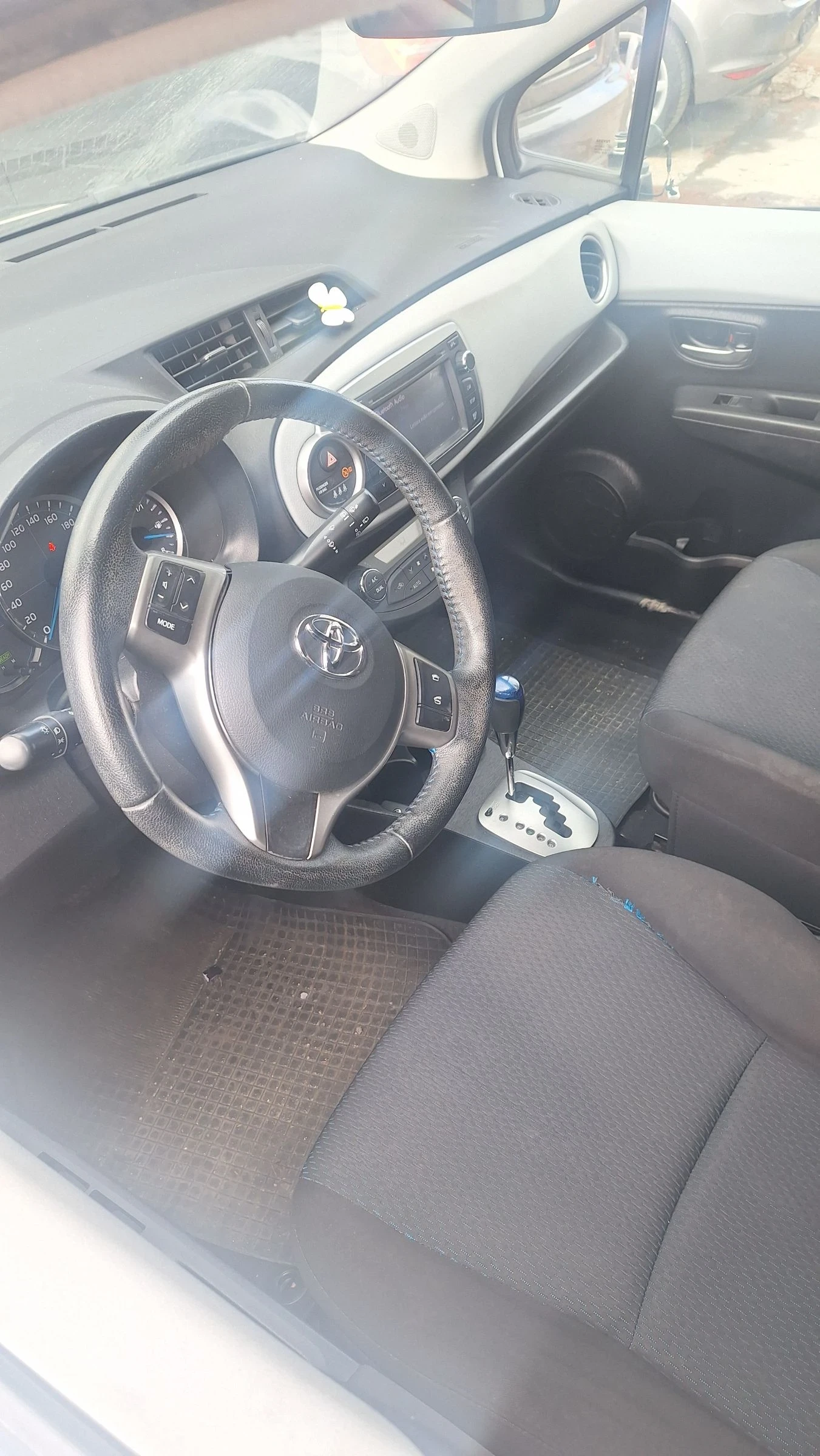 Toyota Yaris, снимка 12 - Автомобили и джипове - 54086607