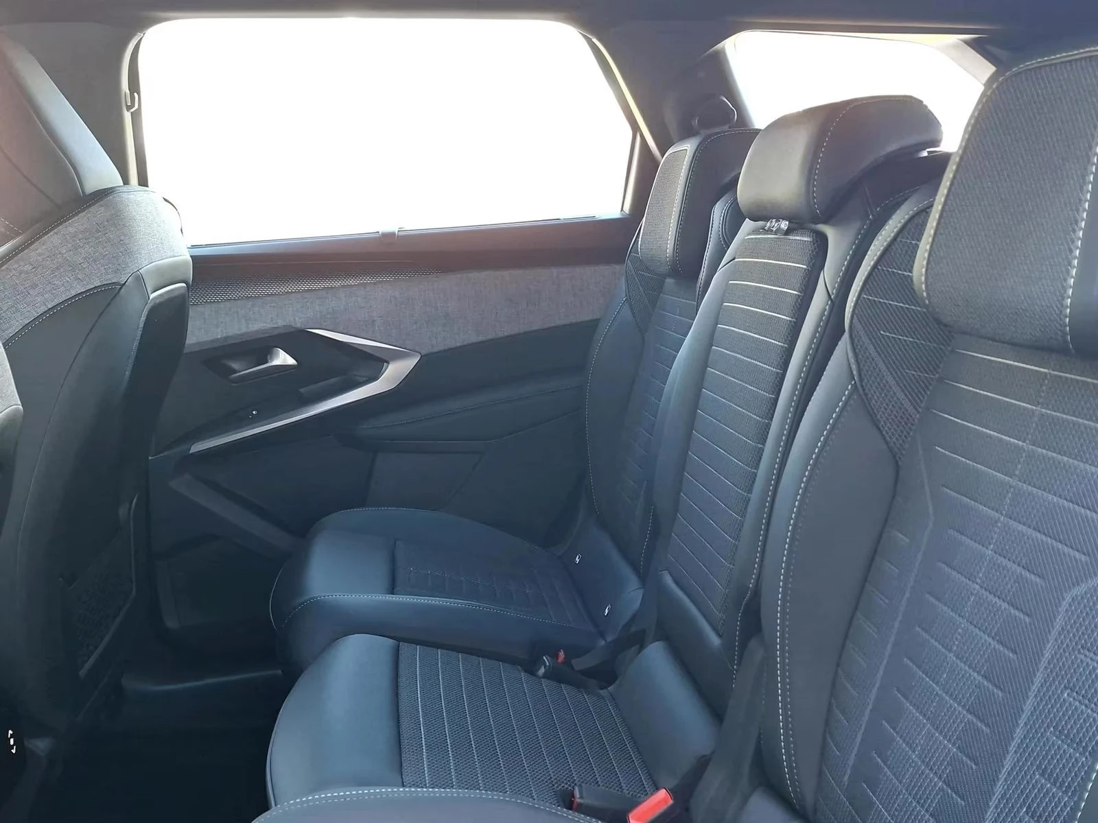 Peugeot 5008 НОВ!/1.2MHEV/145HP/GT-LINE/CAM/LED/NAVI/223q, снимка 13 - Автомобили и джипове - 54332885