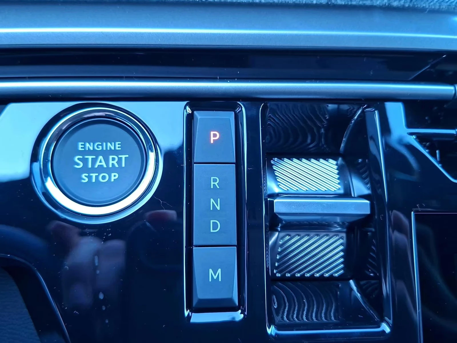 Peugeot 5008 НОВ!/1.2MHEV/145HP/GT-LINE/CAM/LED/NAVI/223q, снимка 11 - Автомобили и джипове - 54332885