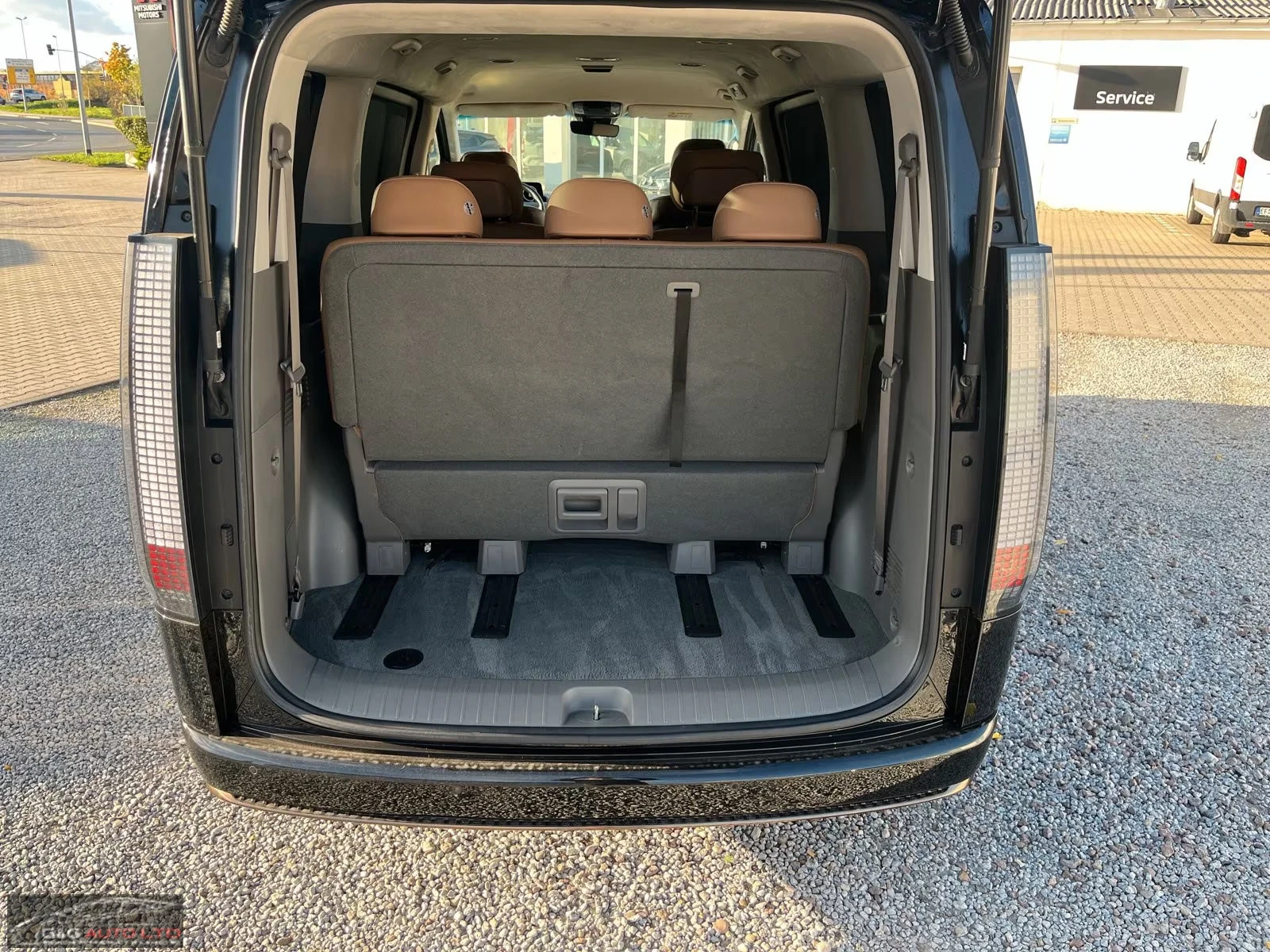 Hyundai Staria SIGNATURE/2.2/177HP/4WD/CAM/NAVI/KLESS/CPLAY/367q, снимка 10 - Автомобили и джипове - 54753469