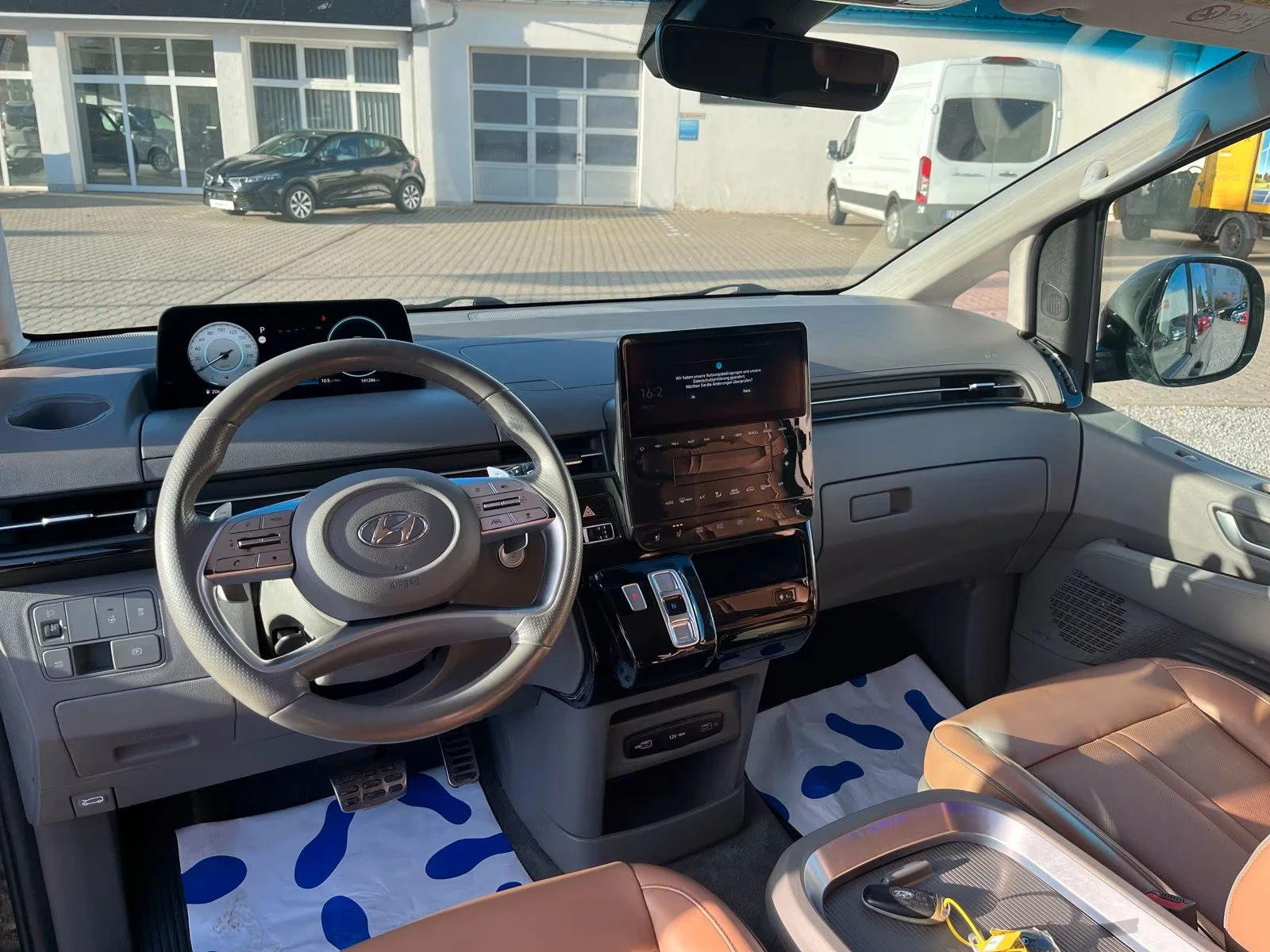 Hyundai Staria SIGNATURE/2.2/177HP/4WD/CAM/NAVI/KLESS/CPLAY/367q, снимка 5 - Автомобили и джипове - 54753469