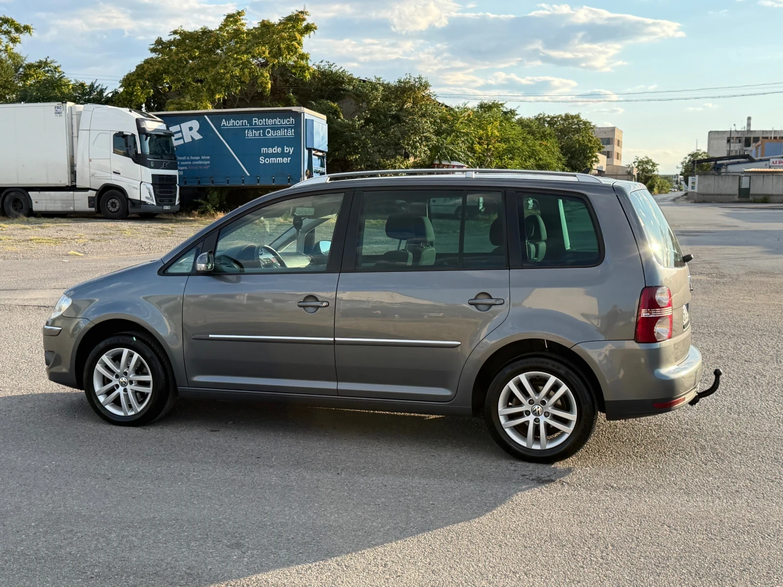 VW Touran 2.0TDI 170ps DSG 7 места Топ Камера/Нави/ Подгрев , снимка 5 - Автомобили и джипове - 55419686